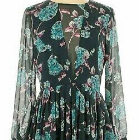 ⭐️Host Pick⭐️ SIZE 2 KIMCHI BLUE FLORAL DRESS - Picture 2 of 10